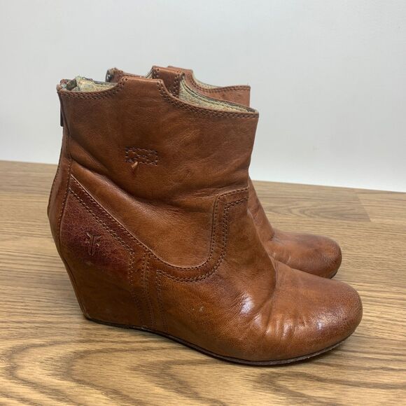 Frye Carson Booties Women Size 7M Hidden Wedge 3470655 Cognac Brown Leather Zip - Picture 1 of 11